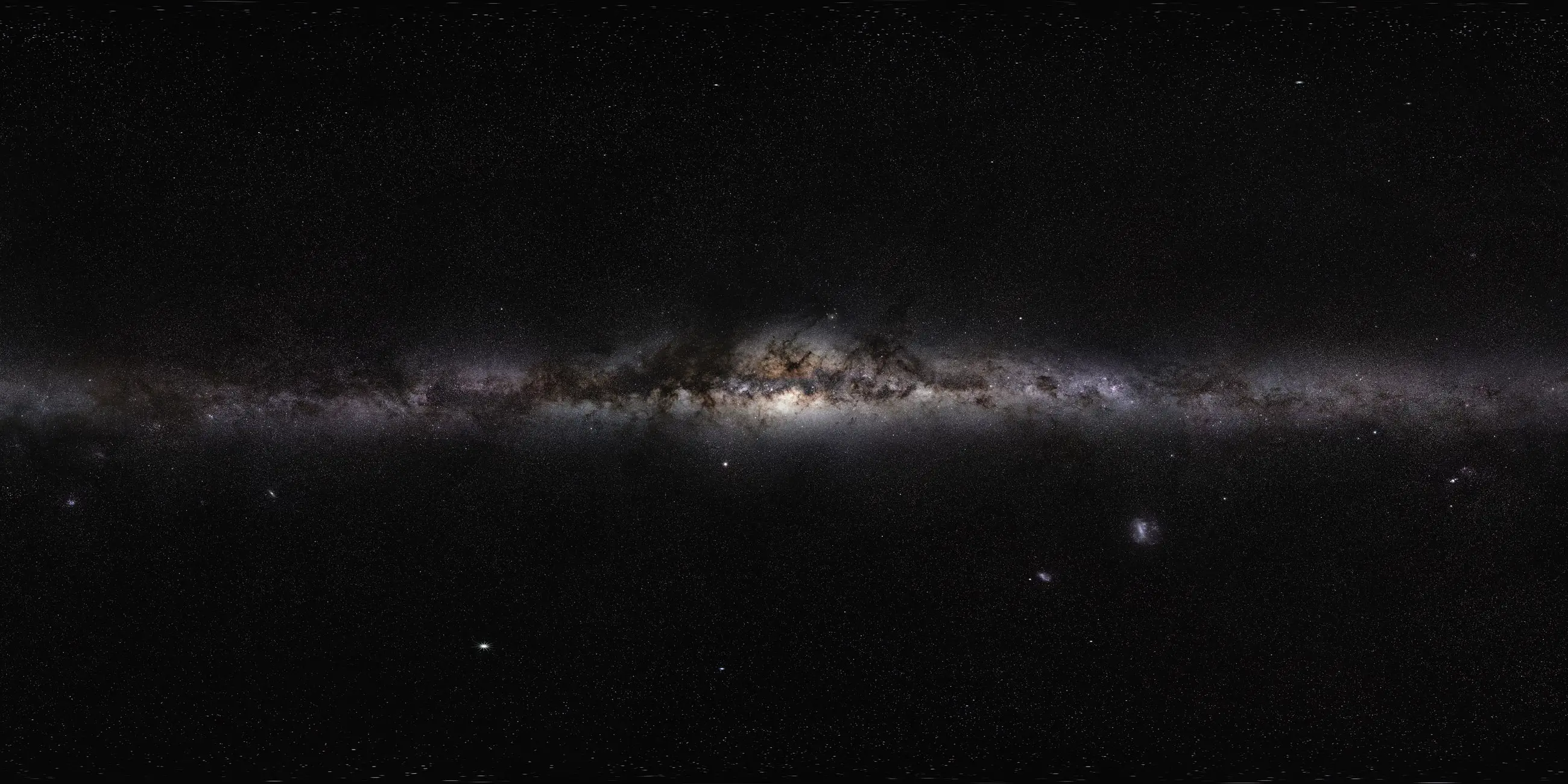 Samanyolu’nun 360 derecelik panoraması; gökyüzünü boydan boya geçen parlak yıldız şeridi ve ortasındaki karanlık toz bulutları